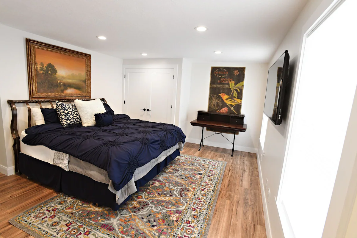 Back Master Suite. Full bath attached.